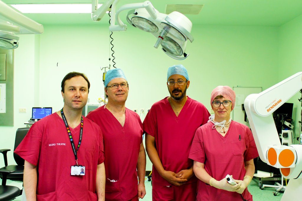 Sala de neurocirurgia do The Walton Centre com a equipe